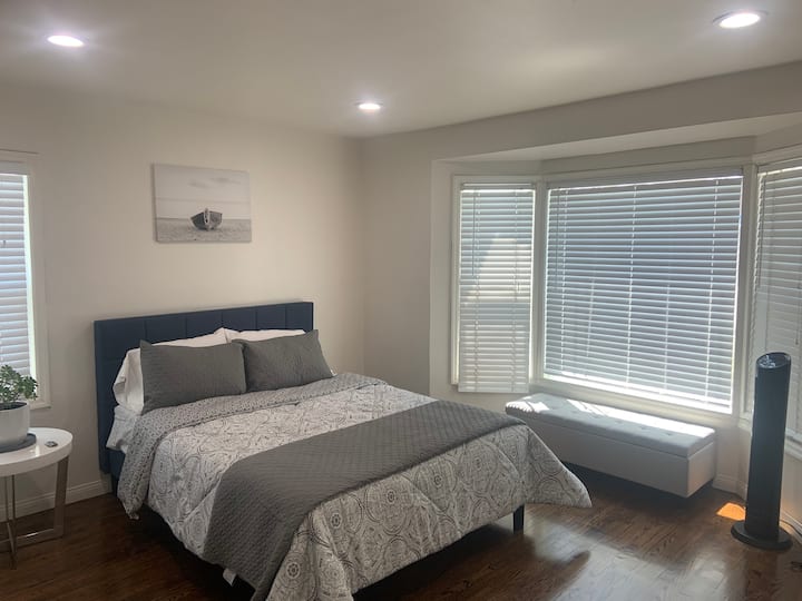 Dormitorio principal con escritorio de trabajo si es necesario. Cama tamaño queen con colchón Tempurpedic