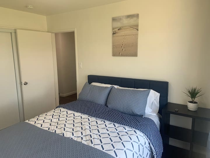 Dormitorio #2 Cama tamaño queen con colchón de espuma viscoelástica y almohadas.