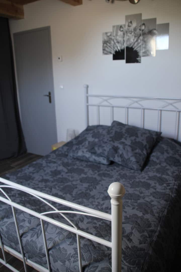 غرفة نوم ثالثة في الطابق الأول ، مع سرير الطفل