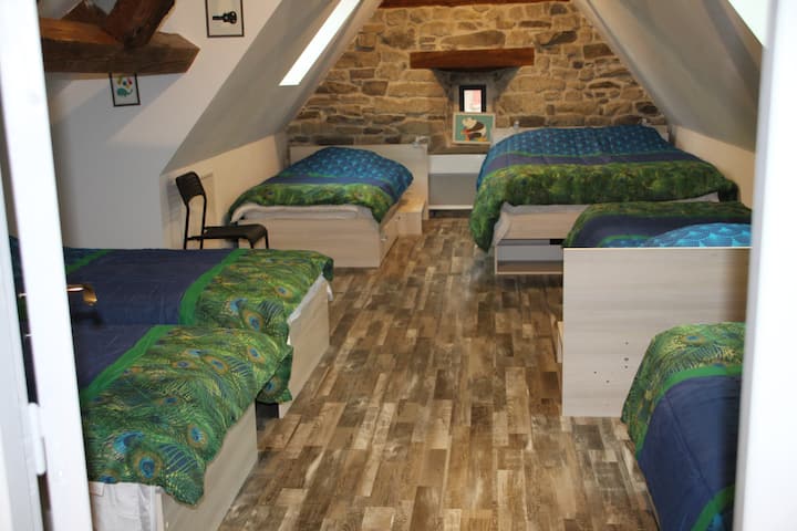 سكن في الطابق الثاني ، 5 أسرّة مفردة + سرير مزدوج