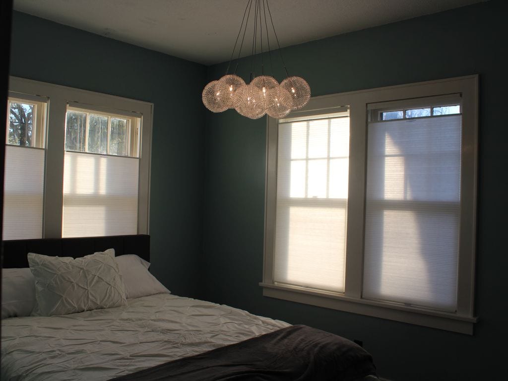 ห้องนอนขนาดควีนไซส์พร้อมทีวี