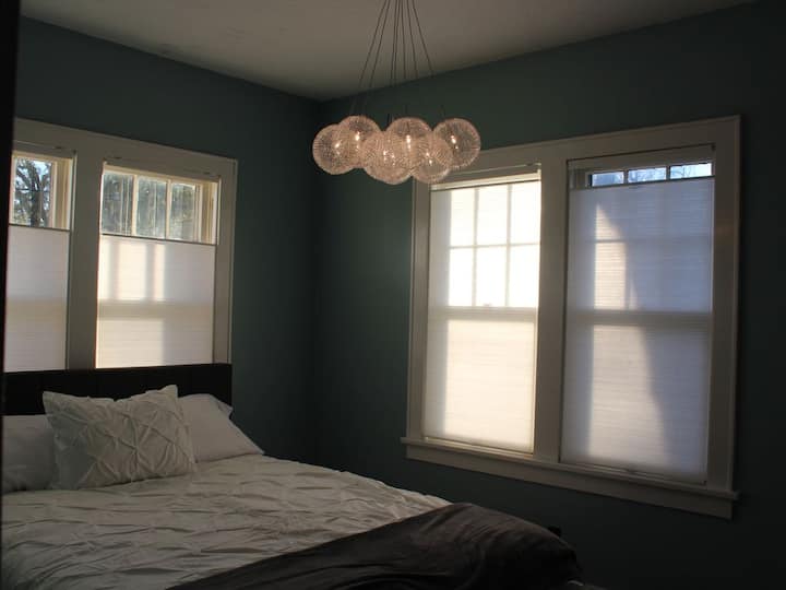 Დედოფლის ზომის საძინებელი ტელევიზორით.