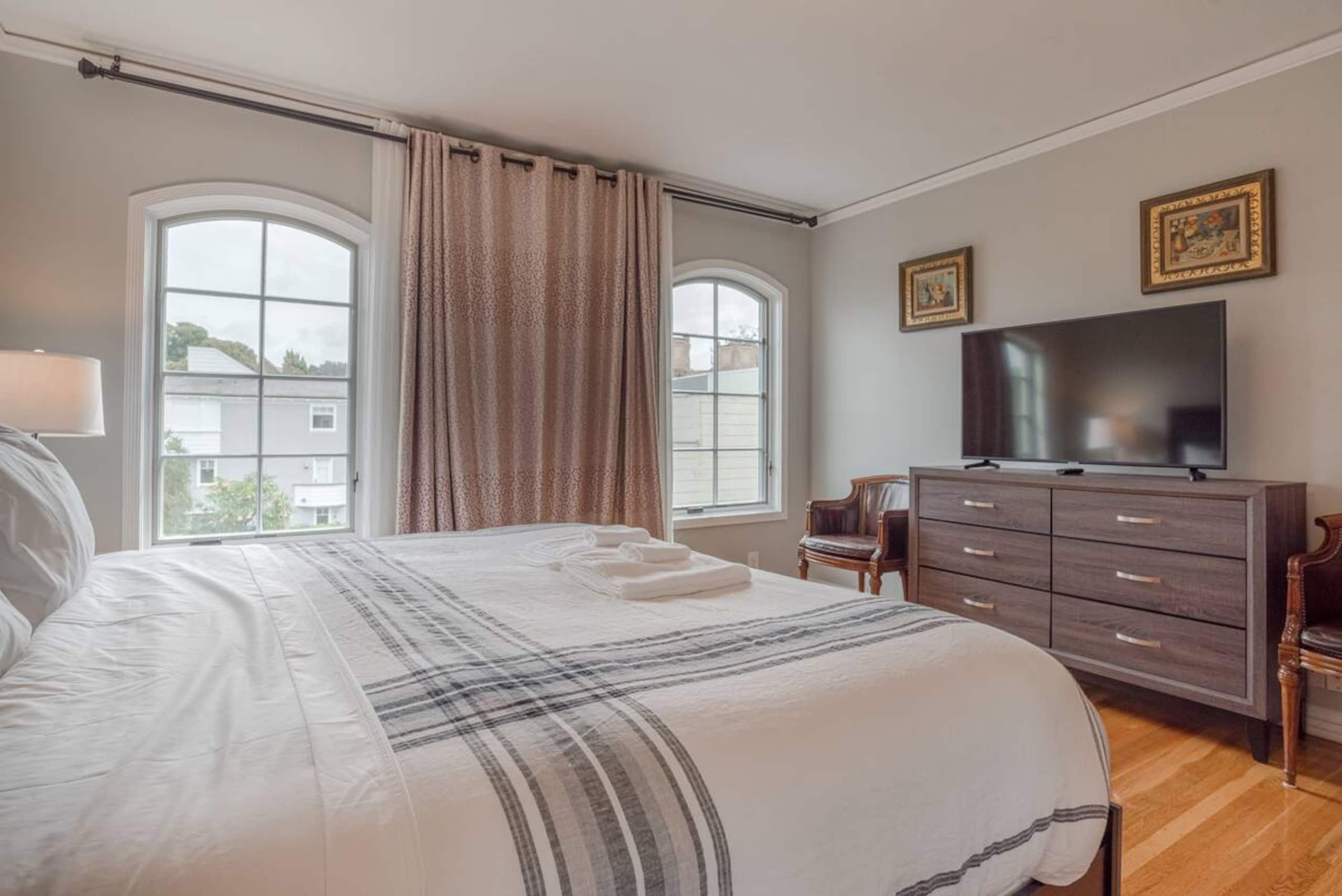 Home in San Francisco · ★4.91 · 3 bedrooms · 4 beds · 2.5 baths - Image 40
