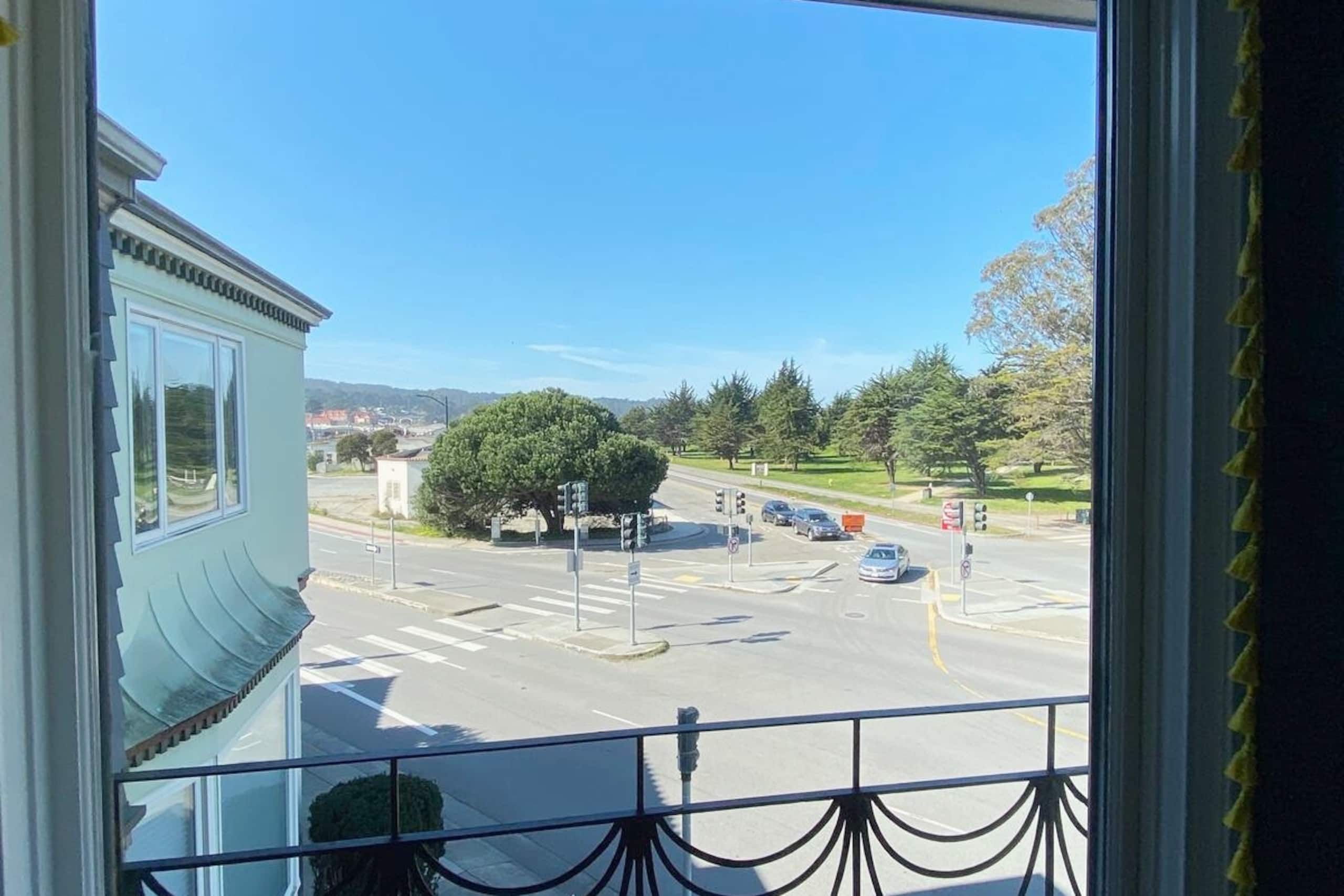 Home in San Francisco · ★4.91 · 3 bedrooms · 4 beds · 2.5 baths - Image 32