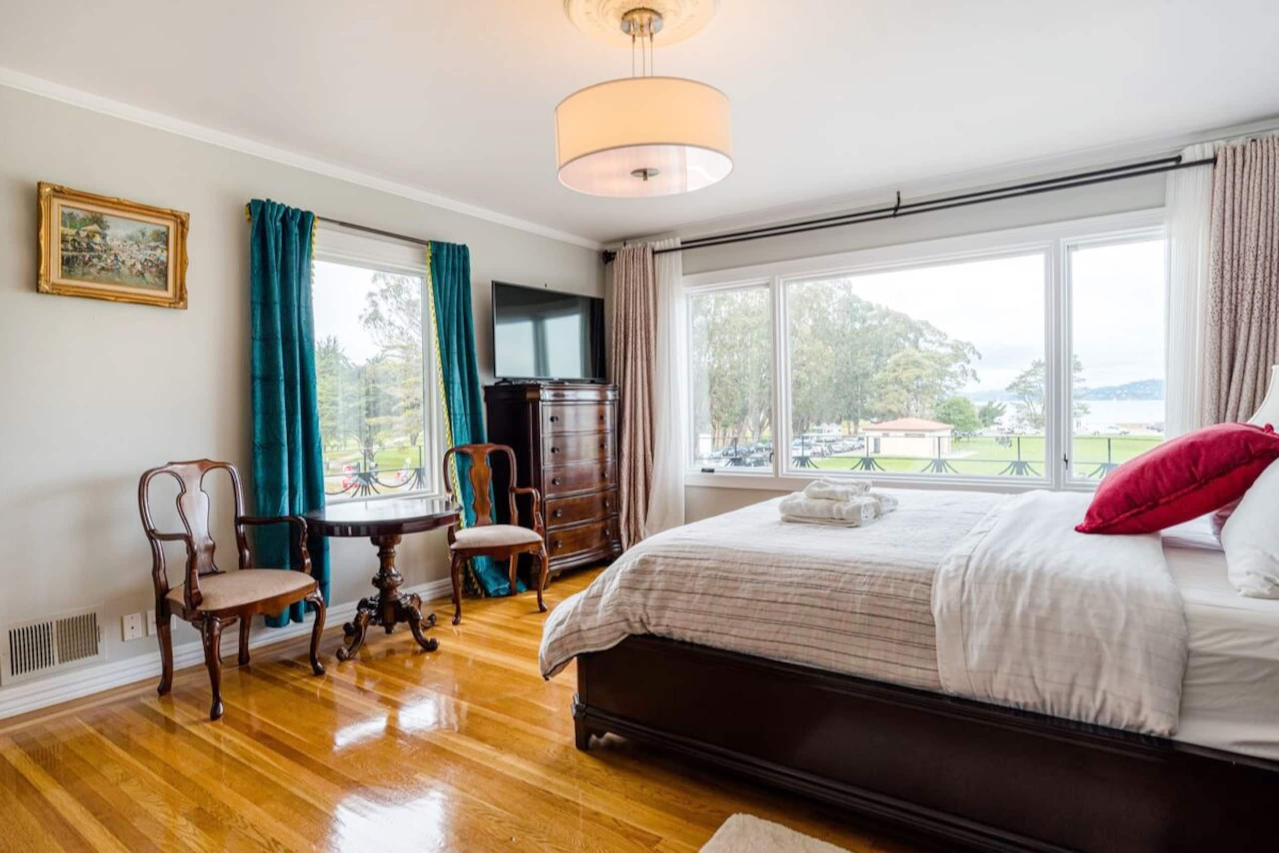 Home in San Francisco · ★4.91 · 3 bedrooms · 4 beds · 2.5 baths - Image 25