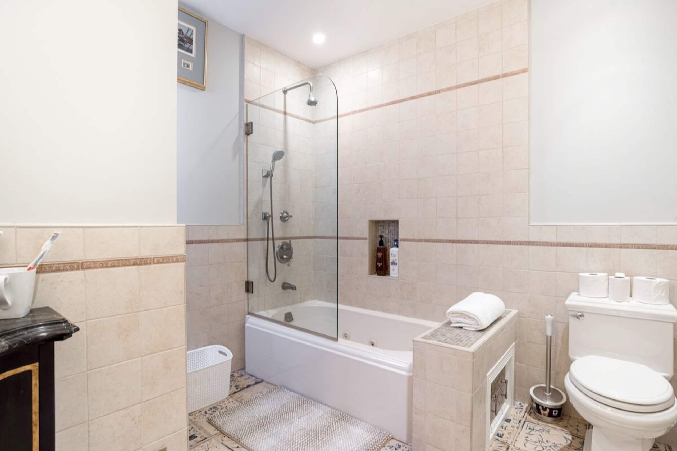 Home in San Francisco · ★4.91 · 3 bedrooms · 4 beds · 2.5 baths - Image 34