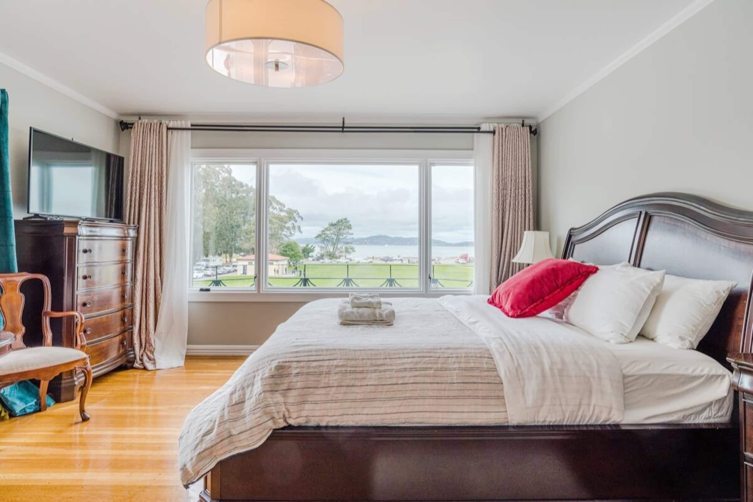 Home in San Francisco · ★4.91 · 3 bedrooms · 4 beds · 2.5 baths - Image 24