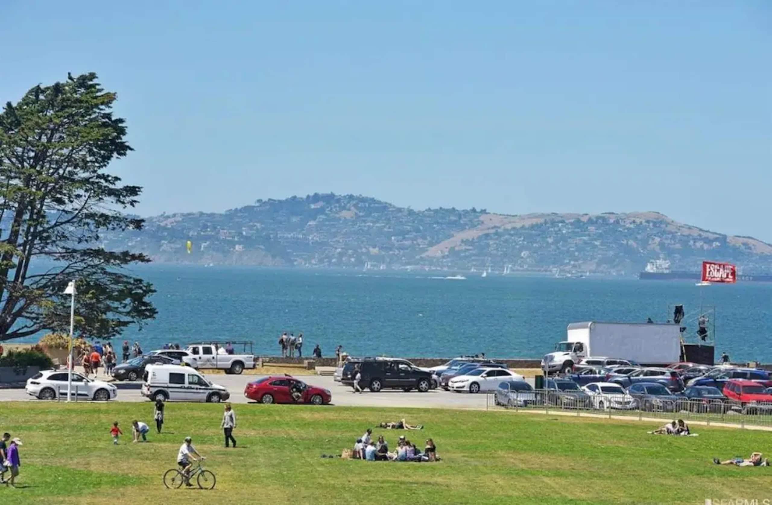 Home in San Francisco · ★4.91 · 3 bedrooms · 4 beds · 2.5 baths - Image 60