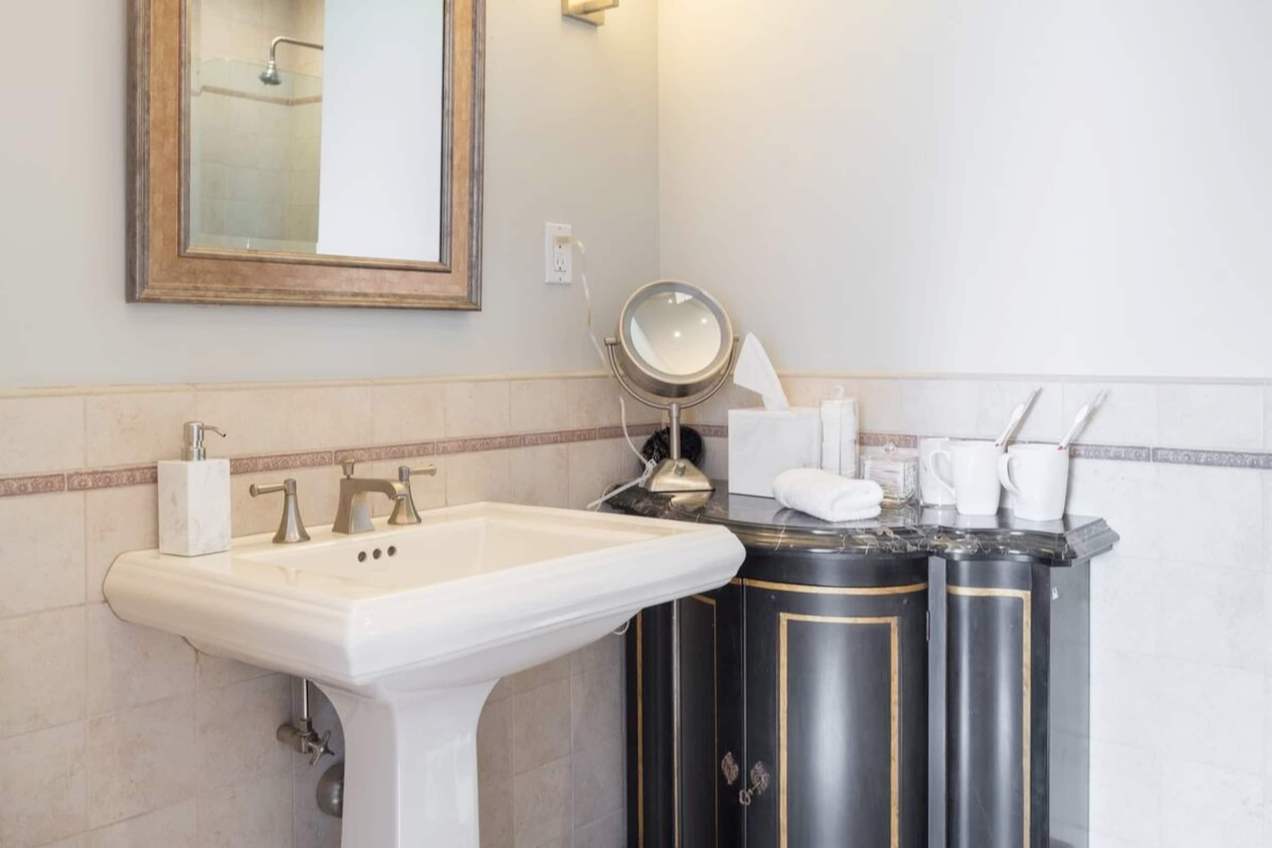 Home in San Francisco · ★4.91 · 3 bedrooms · 4 beds · 2.5 baths - Image 33