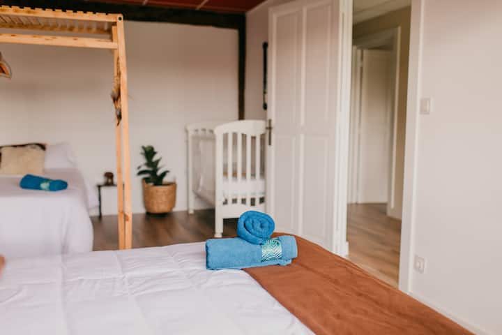 Спална соба 3.
Трокреветна соба + детско креветче.
Домороден стил, прозорец со поглед на паркингот и терасата, како и можност да се размислува за изгрејсонцето.