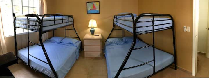 Dhoma 2 . 2 krevate dopio "queen" poshtë dhe një person lart.