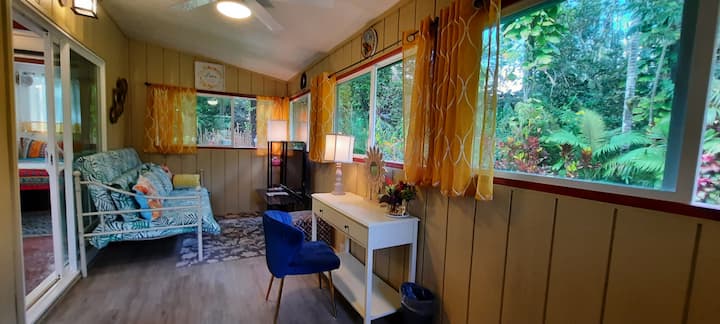 Leilani House - Private Guest House "Thrall Room" - Hawaii Volcanoes National Park, HI
