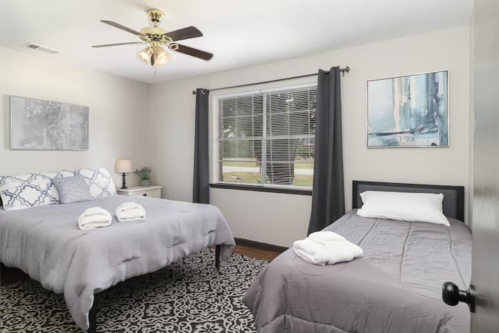 Двойно легло плюс 2 отделни легла в стаята за гости.