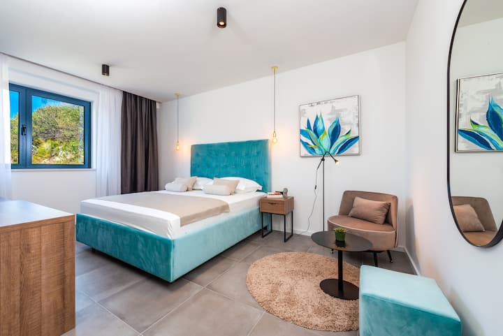 ห้องนอน 2 พร้อมเตียงคิงไซส์ที่สะดวกสบาย 