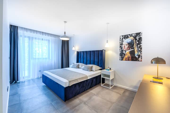 1 ห้องนอนพร้อมเตียงคิงไซส์ที่สะดวกสบาย 