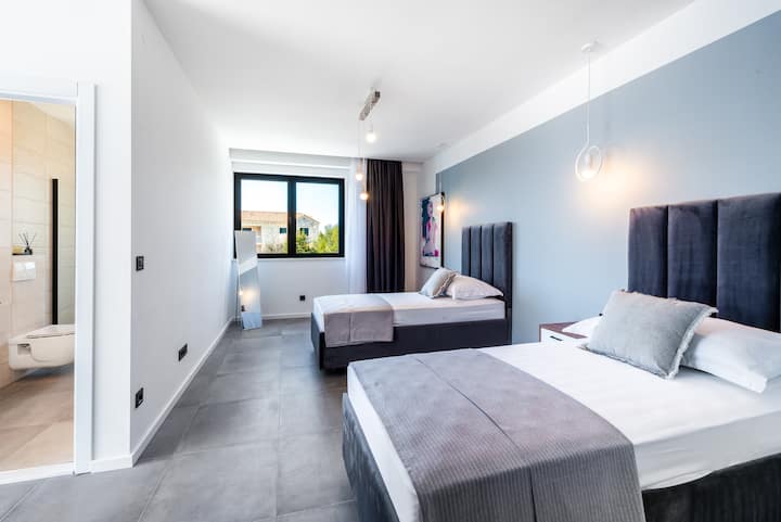 ห้องนอนใหญ่พร้อมเตียงเดี่ยว 2 เตียง