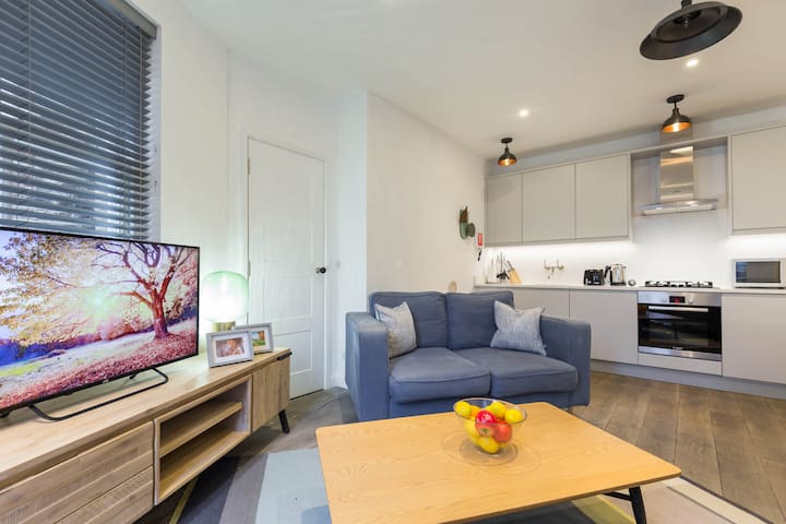Modern 2 Bed flat with private Terrace -Urban Chic