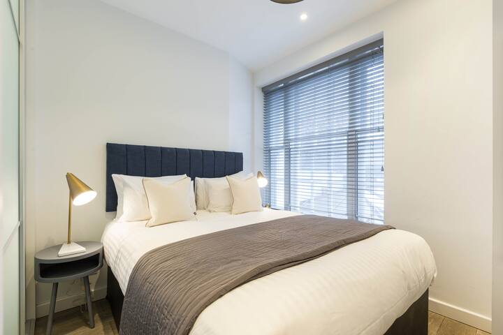 Modern 2 Bed flat with private Terrace -Urban Chic gallery image 3