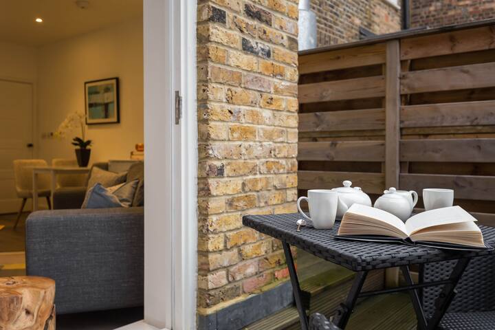 Modern 2 Bed flat with private Terrace -Urban Chic gallery image 2