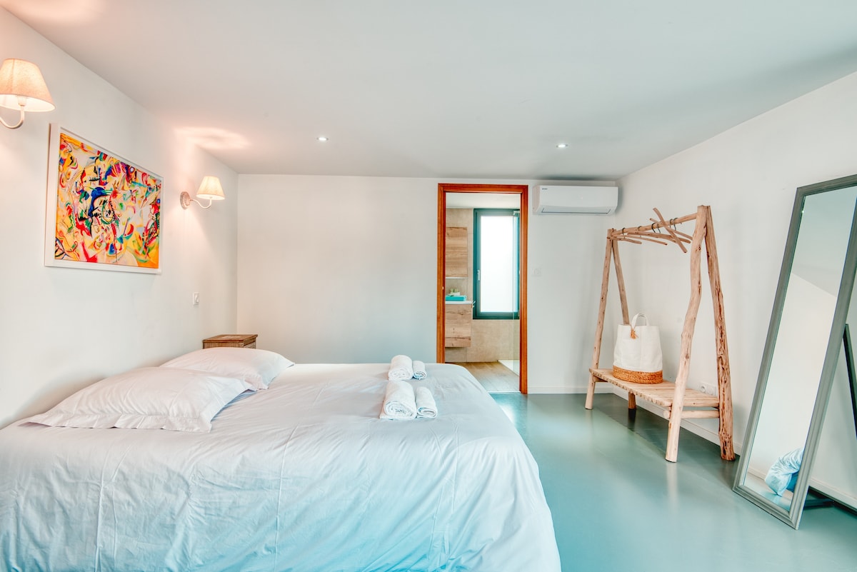 Chumba cha ghorofa ya chini chenye vitanda 180 na chumba cha kuogea cha kujitegemea na choo