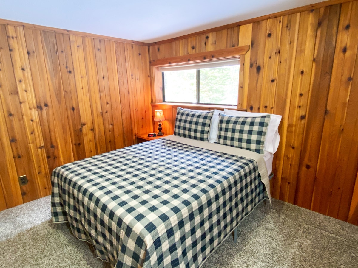 ห้องนอน 1 - ชั้นหลักพร้อมห้องน้ำในตัว