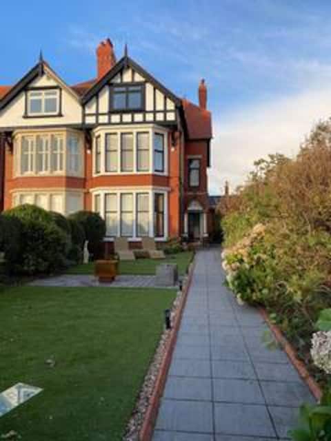 Stunning, Modern Ground Floor Seaview Apartment