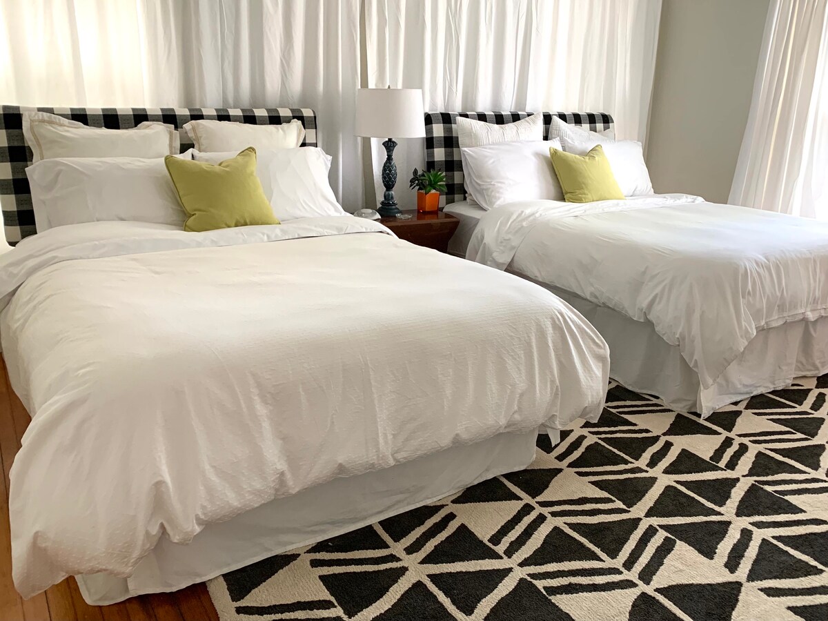 חדר שינה שני עם שתי מיטות קווין סייז