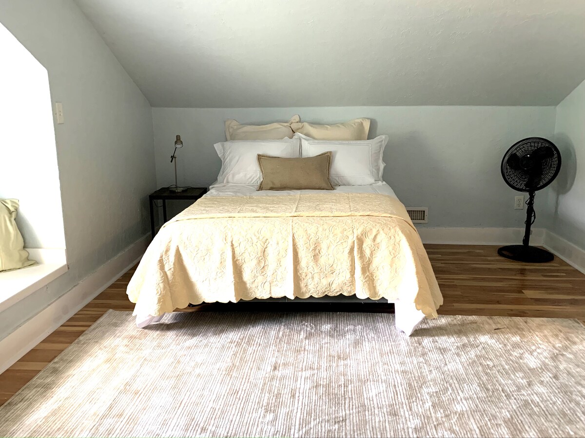 חדר שינה שלישי למעלה עם מיטה בגודל מלא