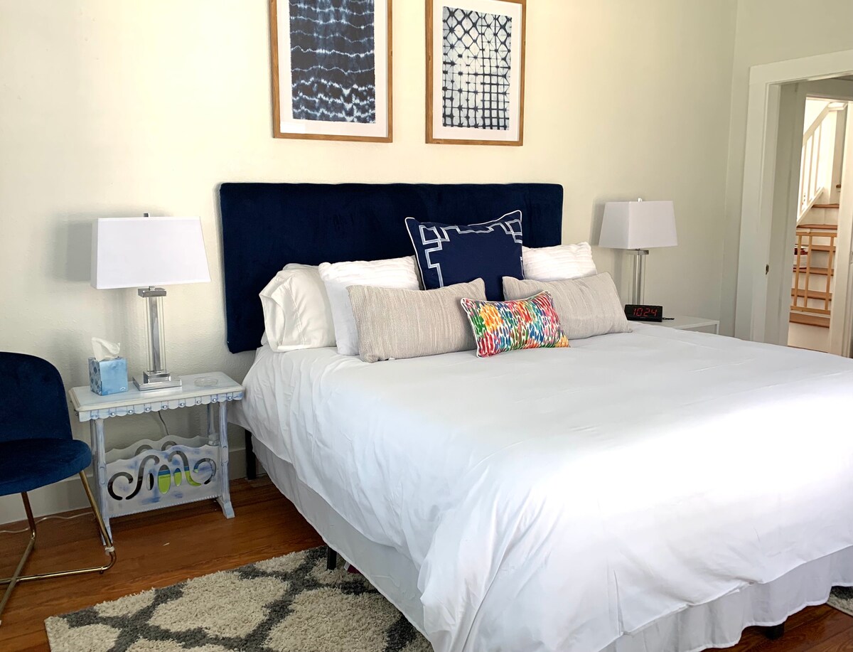 חדר שינה ראשי עם מיטת קינג