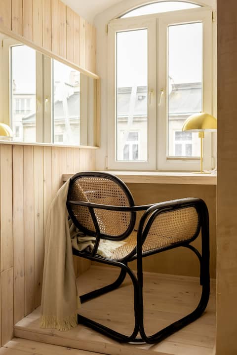 Popular Airbnb listing: Healing Studio / Plac 3 Krzyzy / Quiet in Śródmieście