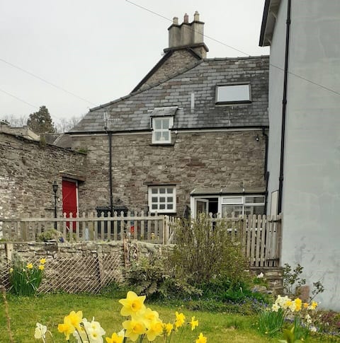 Cathedral Town- Historic House - Country Garden
