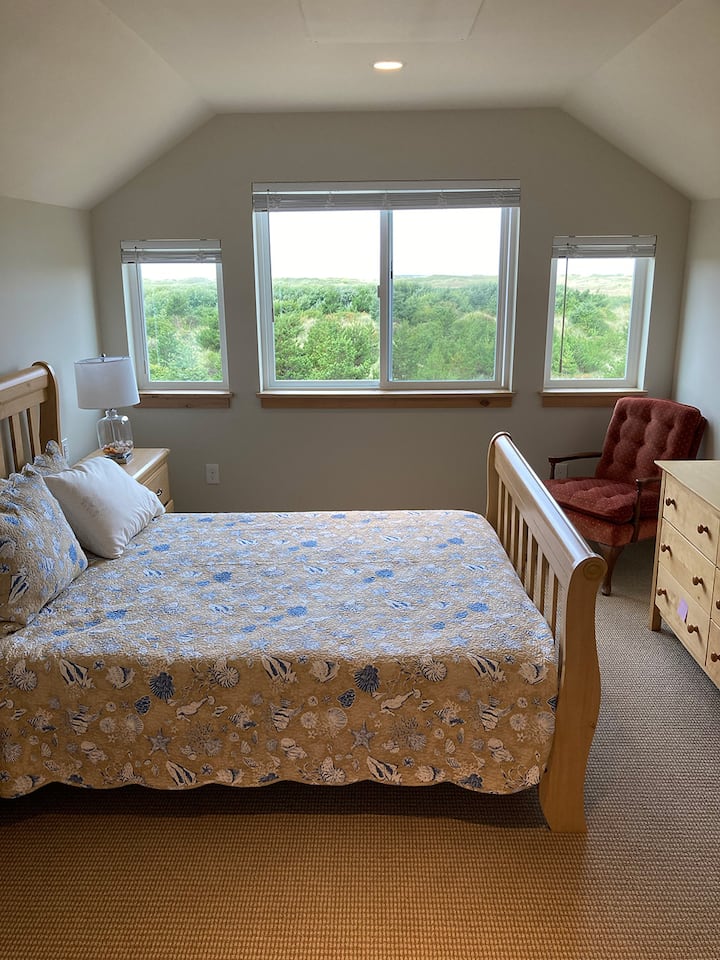 Top Floor Bedroom with Queen Bed