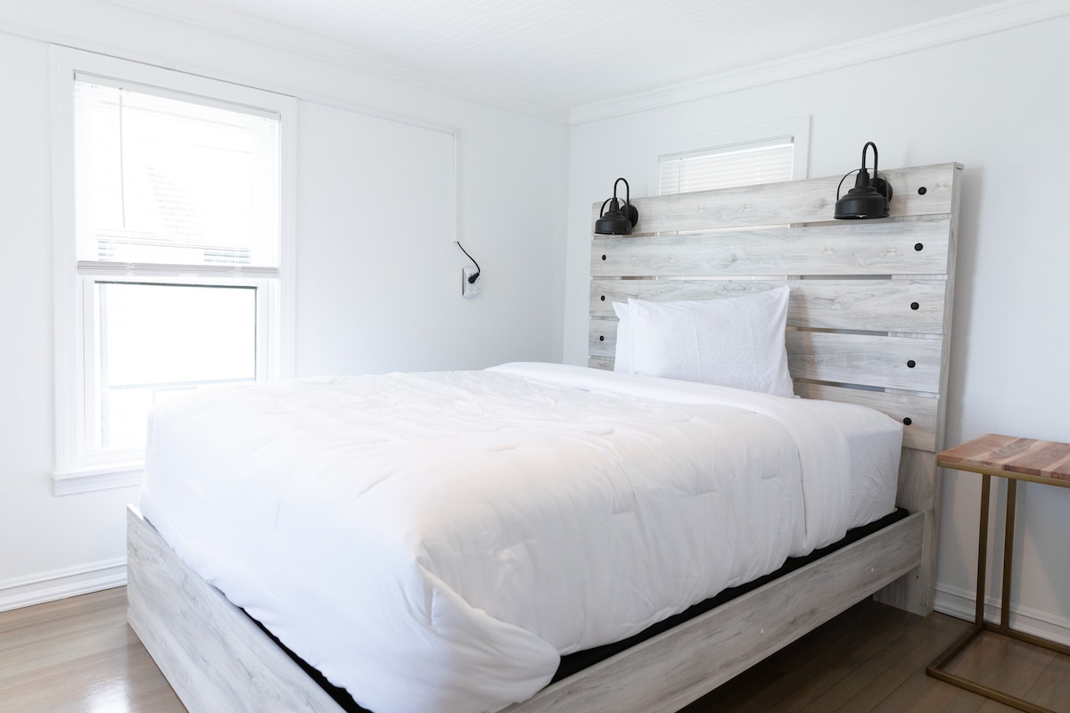 dhoma e gjumit 5 në katin e dytë: 1 mbretëreshë, dollap i madh, 2 komodina dhe abazhur tavoline, 42" Smart HDTV,  me një pamje