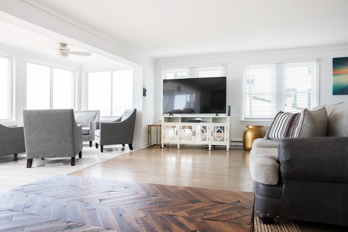 Kontrolluesi i pikave në anën e MAJTË të televizorit për rezultatet më të mira gjatë përdorimit (këtu ndodhet marrësi i telekomandës së televizorit). Imput duhet të jetë në "android" për të hyrë në ekranin kryesor dhe përzgjedhjen e aplikacionit.