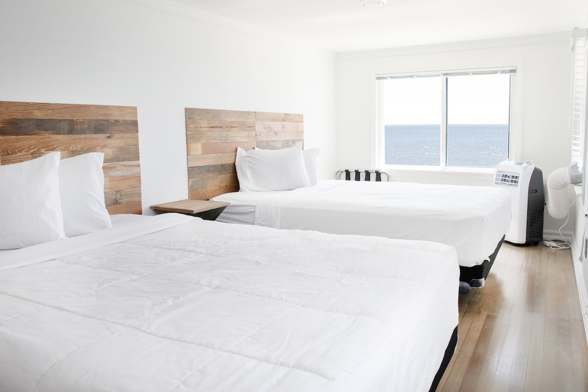 dhoma e gjumit 4 në katin e dytë: 2 mbretëresha, dollap, 2 tavolina fundore dhe abazhur tavoline, raft valixhesh dhe një pamje.