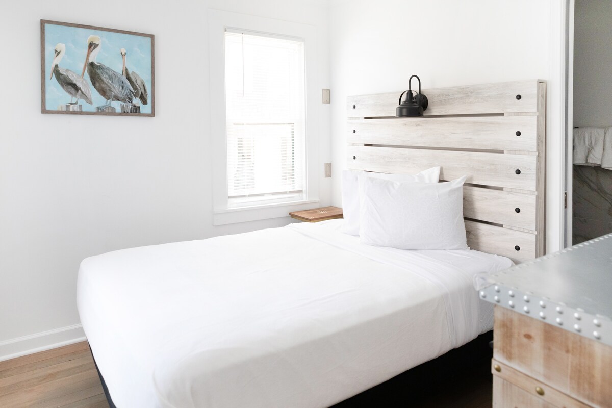 dhoma gjumi 1 në katin e parë: krevat të kompletuar, komodinë, llambë tavoline, qasje të drejtpërdrejtë në banjë të kompletuar