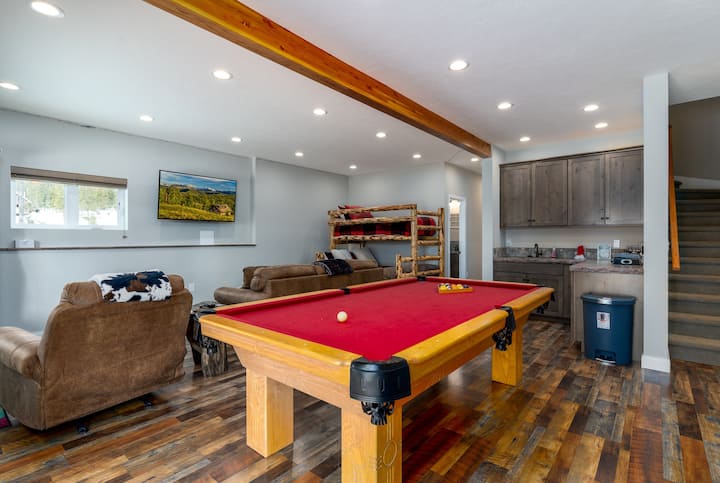 Play a game of pool, darts, watch the game or a movie, with near endless possibilities there is bound to be lots fun in this downstairs family room. A great place for kids with the queen/twin bunk bed.
