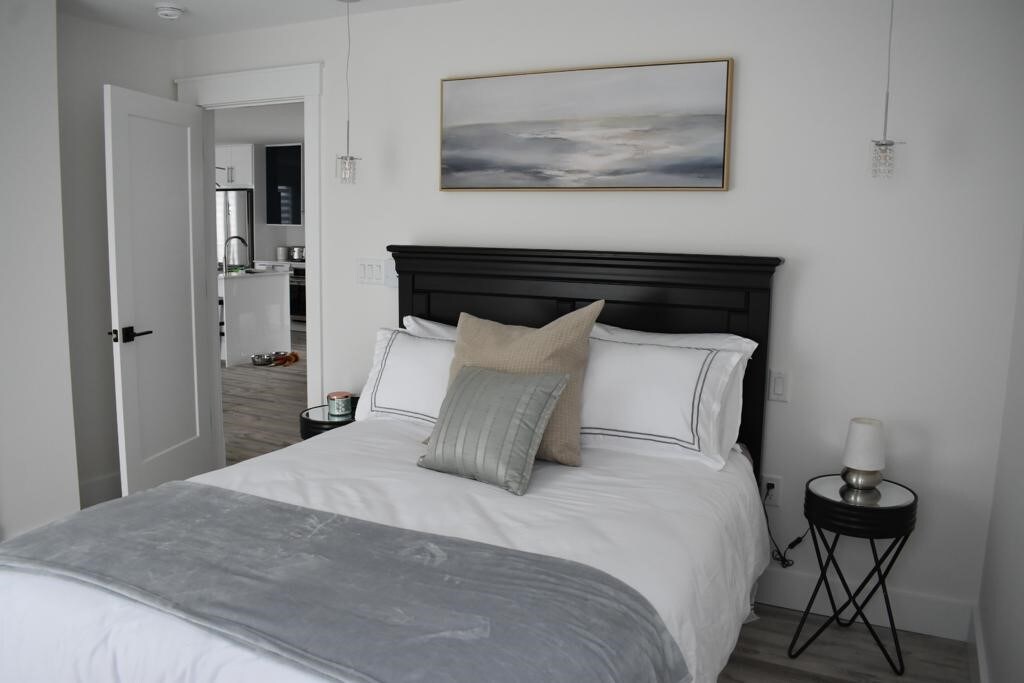 Dormitorio principal con vista al mar con puerta corrediza de patio a la terraza de 700 pies cuadrados y bañera de hidromasaje para 6-8 personas con * selva tropical/ducha masajeadora corporal al aire libre
Colchón de lujo con la parte superior acolchada tamaño queen con ropa de cama de calidad

* * La ducha al aire libre es de temporada solo para los meses de verano.