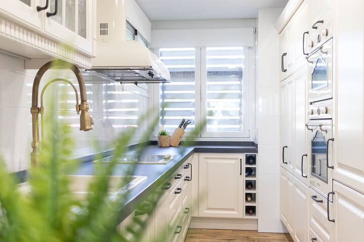 PRIMERA LÍNEA DE PLAYA & CLUB by ALOHA Bilbao gallery image 3