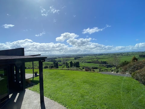 Guesthouse w/ Stunning Cambridge & Karapiro Views