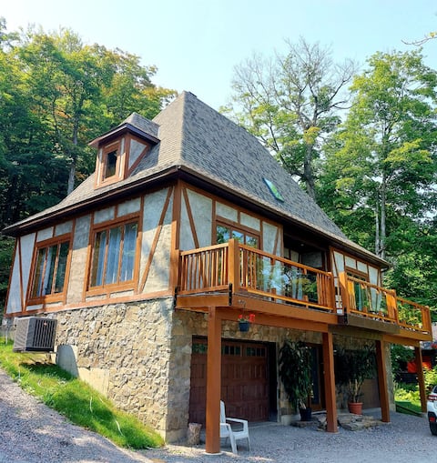 Meech Lake Cottage with hot tub