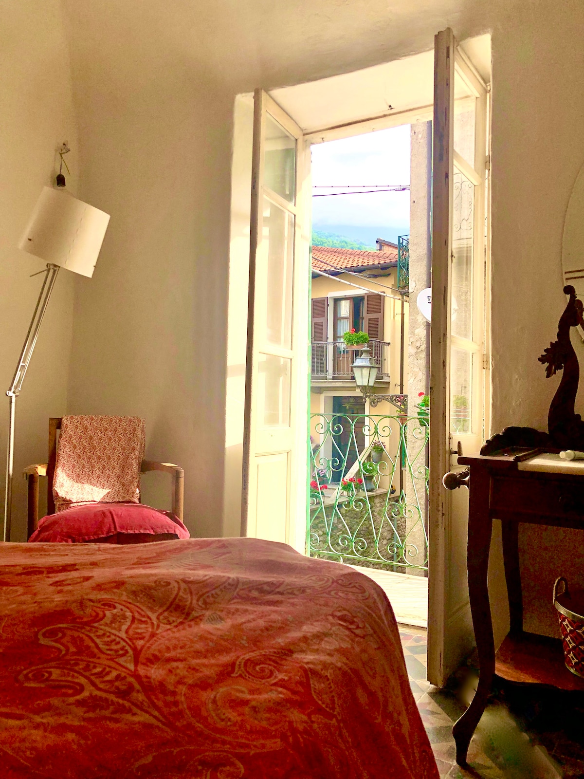 PRVÉ POSCHODIE: krásny výhľad priamo z postele.