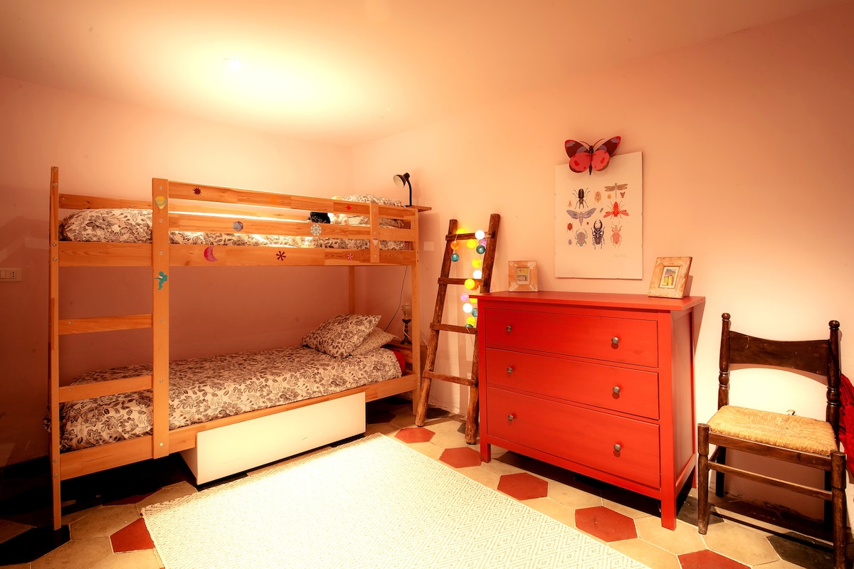 DRUHÉ POSCHODIE: poschodové postele so šatníkom a šatníkom. 