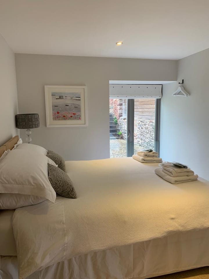 Spálňa 2 - nastavená buď ako dvojlôžková izba alebo izba s manželskou posteľou. Najbližšie k hlavnej spálni