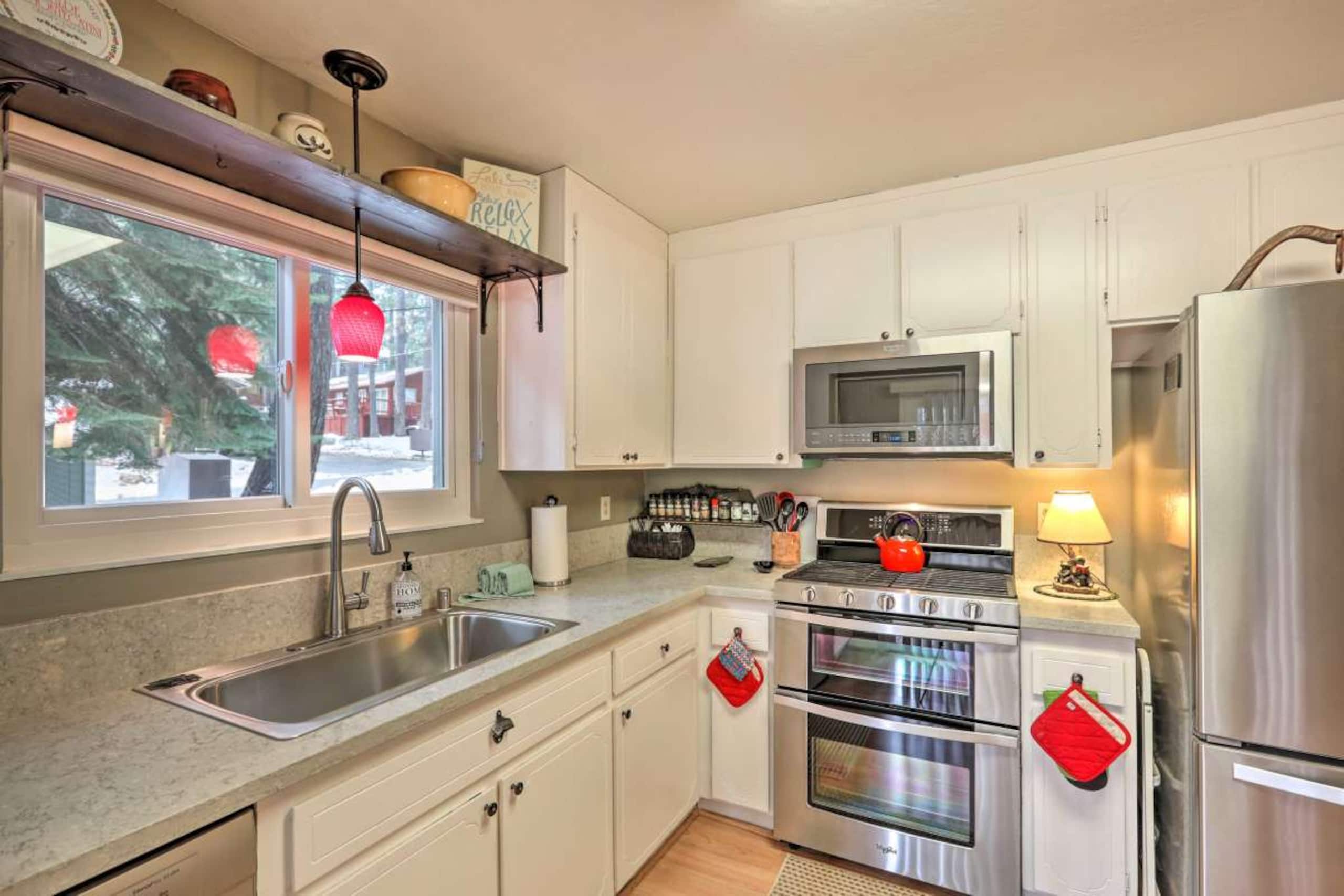 Charming One-Story Cottage - 6 Miles to Lake & Ski - Photo 8