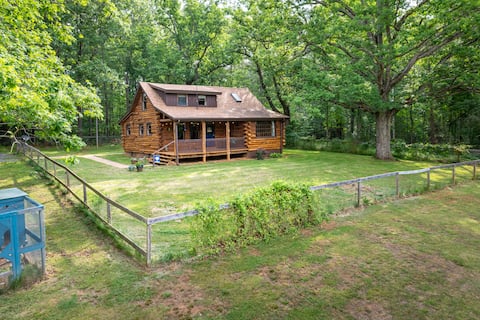 Relaxing 2BR CABIN, 12 acres, dog friendly, hiking