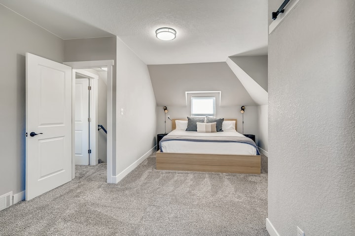 DORMITORIO3 con colchón de espuma viscoelástica premium tamaño king y BAÑO #3 en suite.