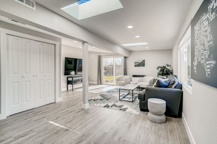 SALA DE ESTAR n.º2 Sofá cama tamaño queen ubicada aquí, además de la cama Queen Murphy y el televisor UHD 4K de 75pulgadas con servicios de transmisión incluidos.