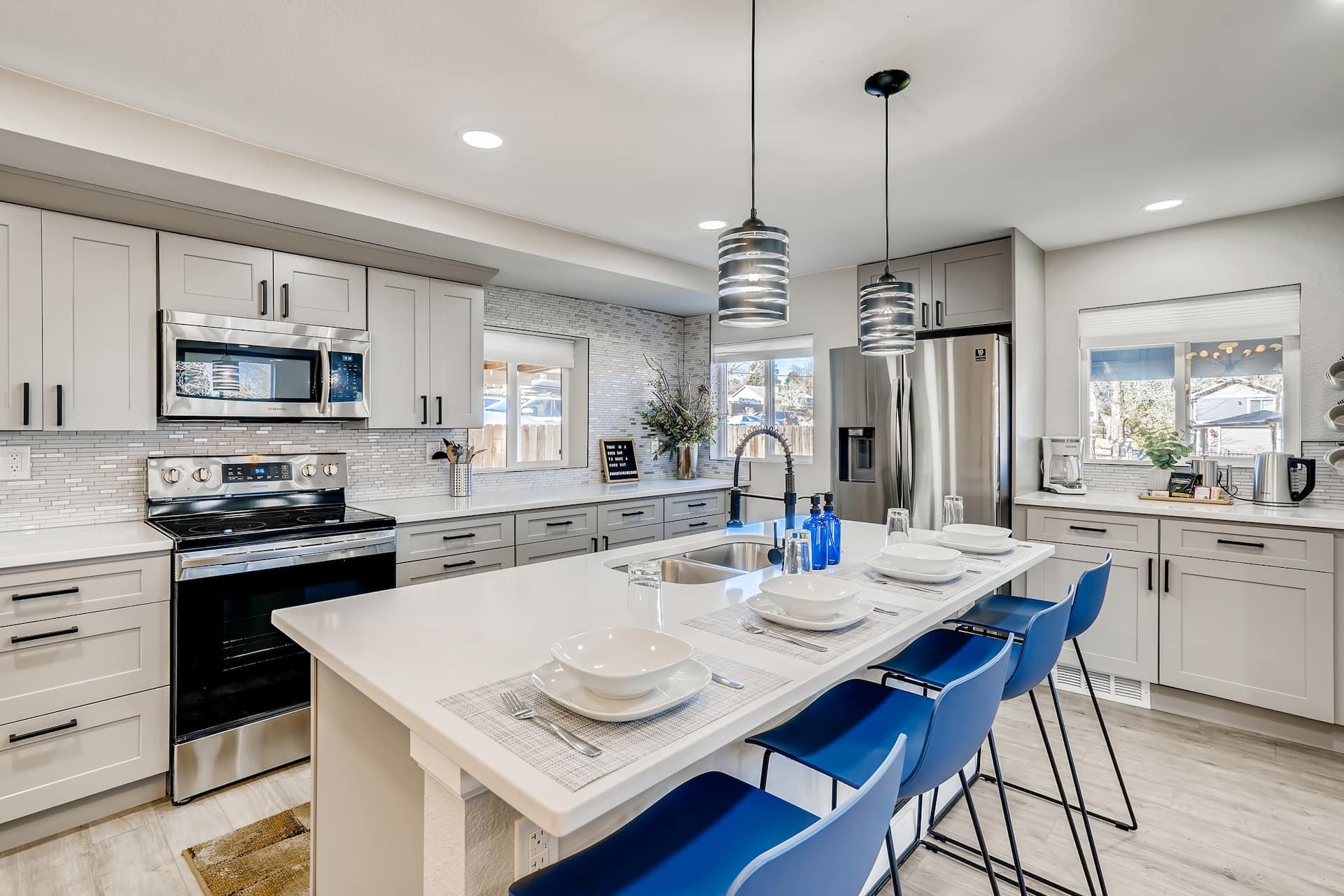 SPACIOUS MODERN HOME, YARD, A/C, W/D, WIFI, TV