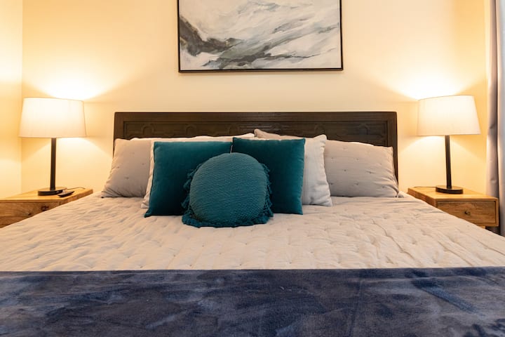 Ein Kingsize-Bett mit zwei Kopfkissen pro Gast (ein Gel, eine Daunenalternative).